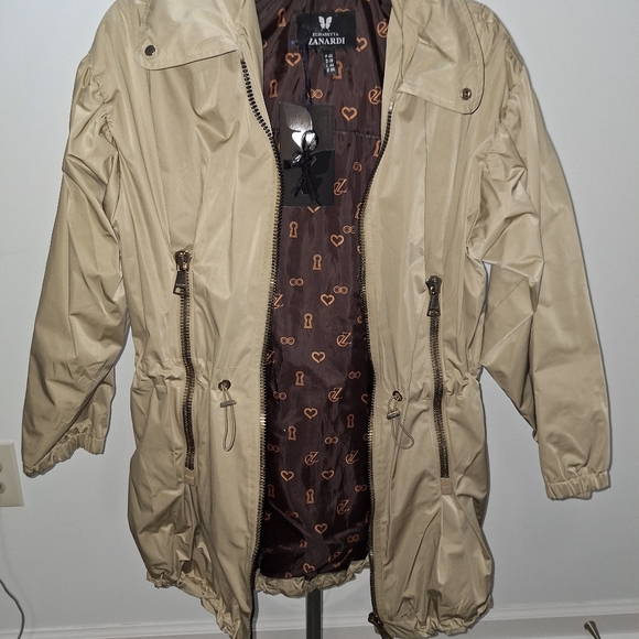 Trenchcoat. Tan shiny color. - Picture 3 of 11